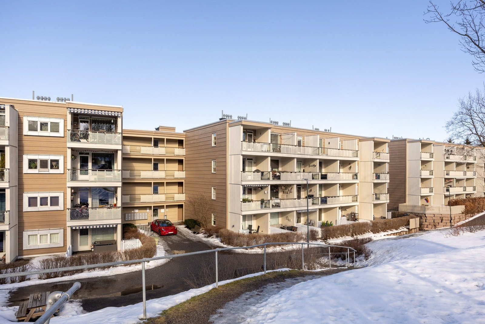 Området har hyppige avganger med buss og T-bane. Galleribilde