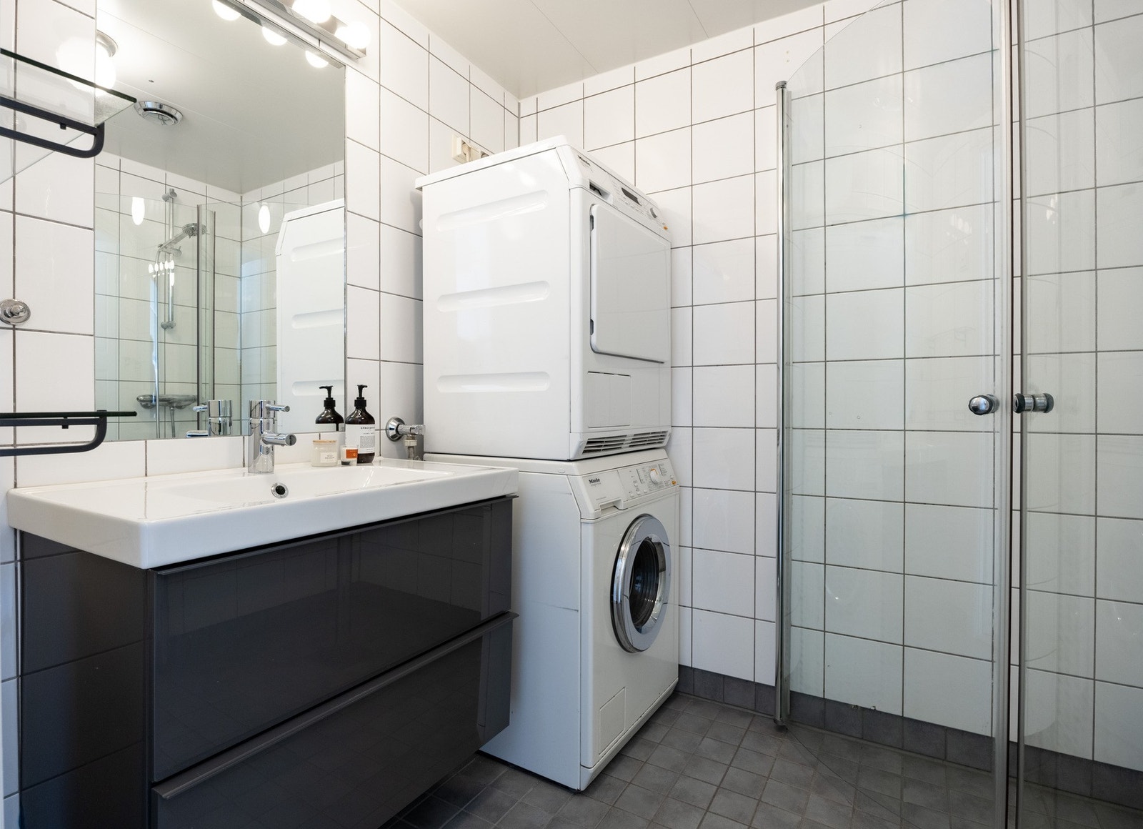 Badet har opplegg for både vaskemaskin og tørketrommel. Galleribilde