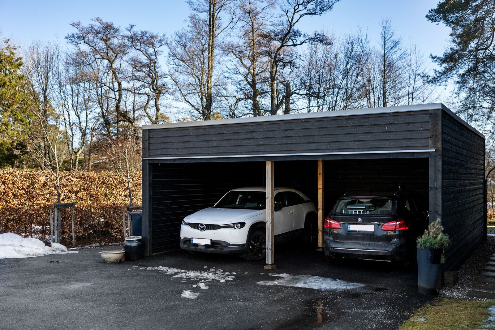 Leiligheten har en carport med plass til en bil. Galleribilde