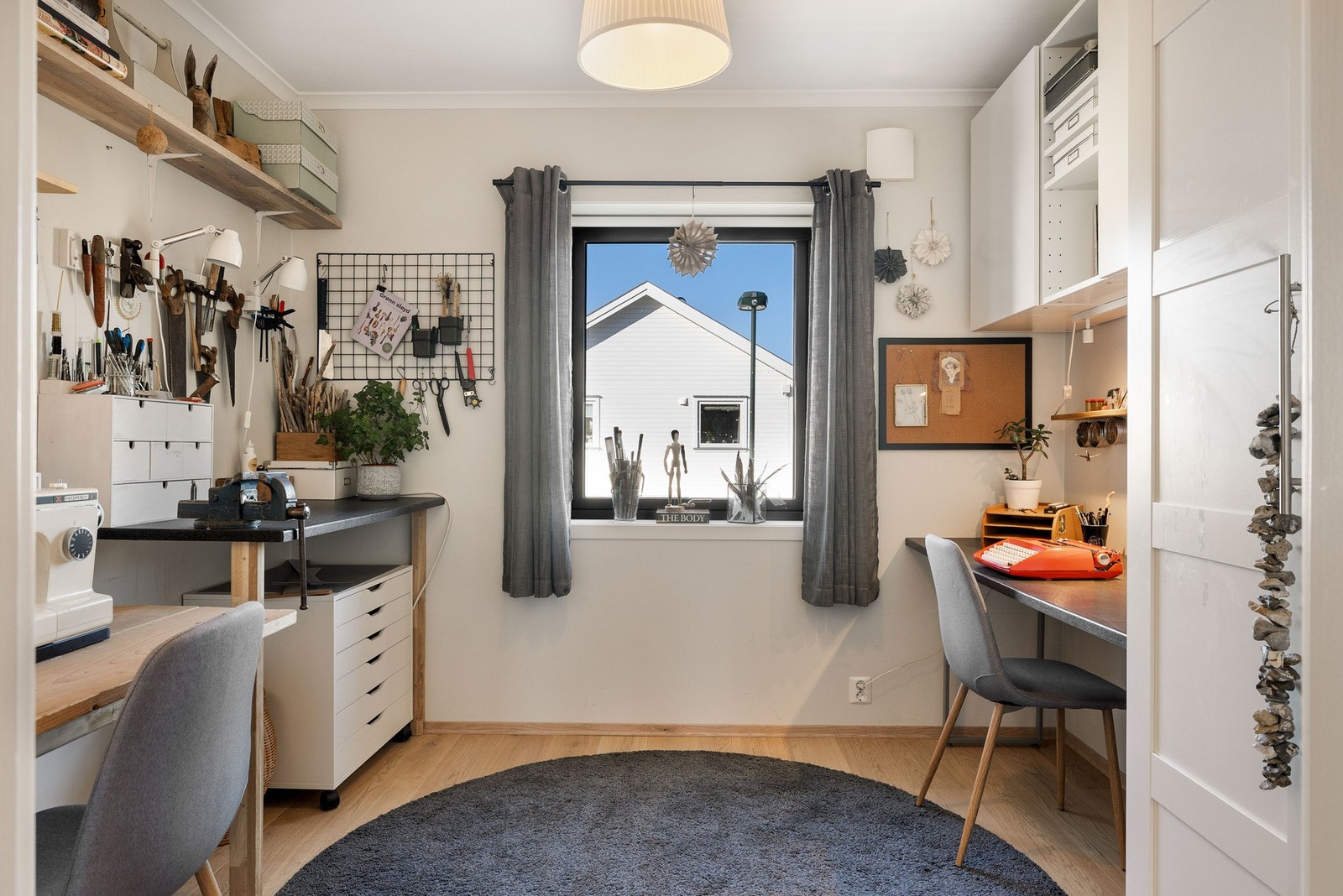 Soverom som i dag benyttes som kontor/arbeidsrom. Rommet passer også godt til gjesterom eller barnerom. Galleribilde