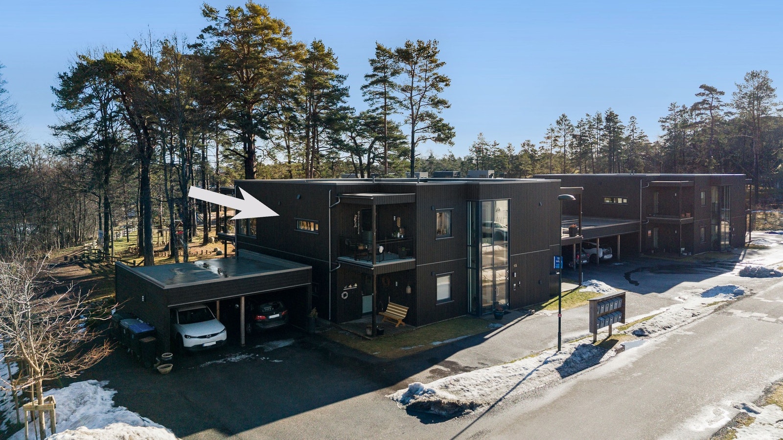 Bilen parkeres i egen carport med elbillader. Galleribilde