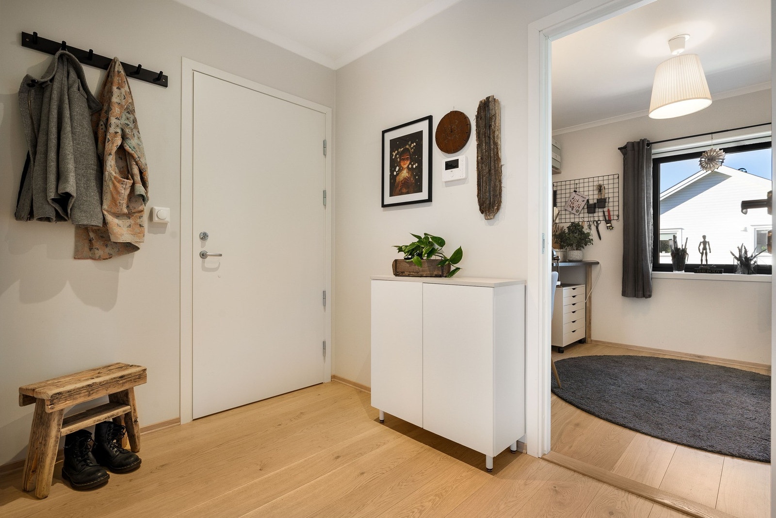 Inngangspartiet har god plass til oppbevaring og organisering av yttertøy og sko. Velkommen inn! Galleribilde