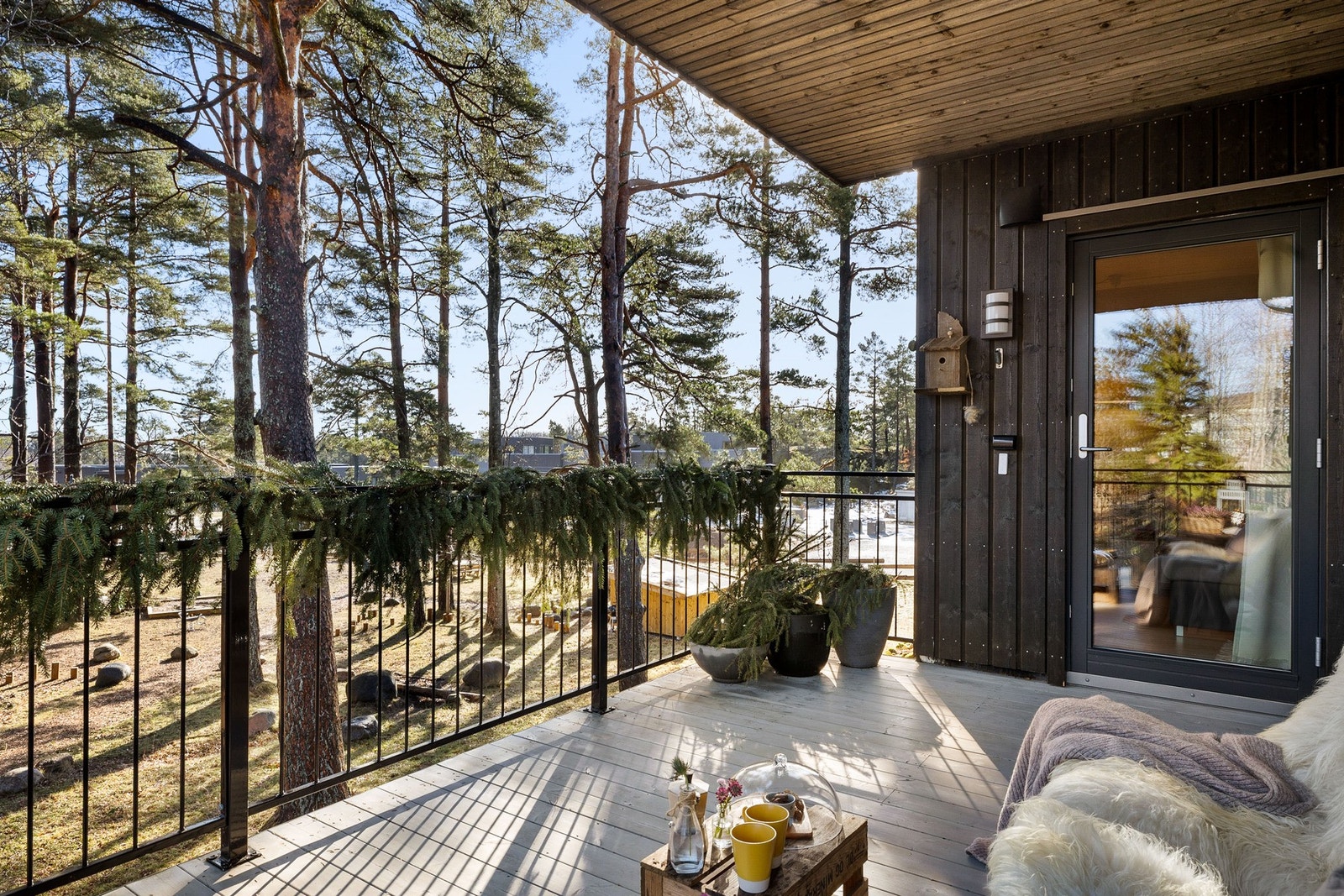 Uteplassene er fantastiske, med utsikt utover natur og fellesarealer. Området byr på nydelige omgivelser med nærhet til sjøen og fantastiske kystnære turområder. Galleribilde