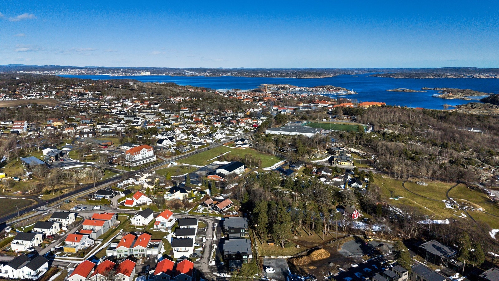 Det er en kort spasertur inn til Stavern sentrum. Gårdsbutikken Søndre Grevle ligger også en liten spasertur unna. Her får du kjøpt både lokal - og kortreist mat, gjærbakst, gode middager og kaffe. En koselig og unik butikk å ha rett i nærheten. Galleribilde