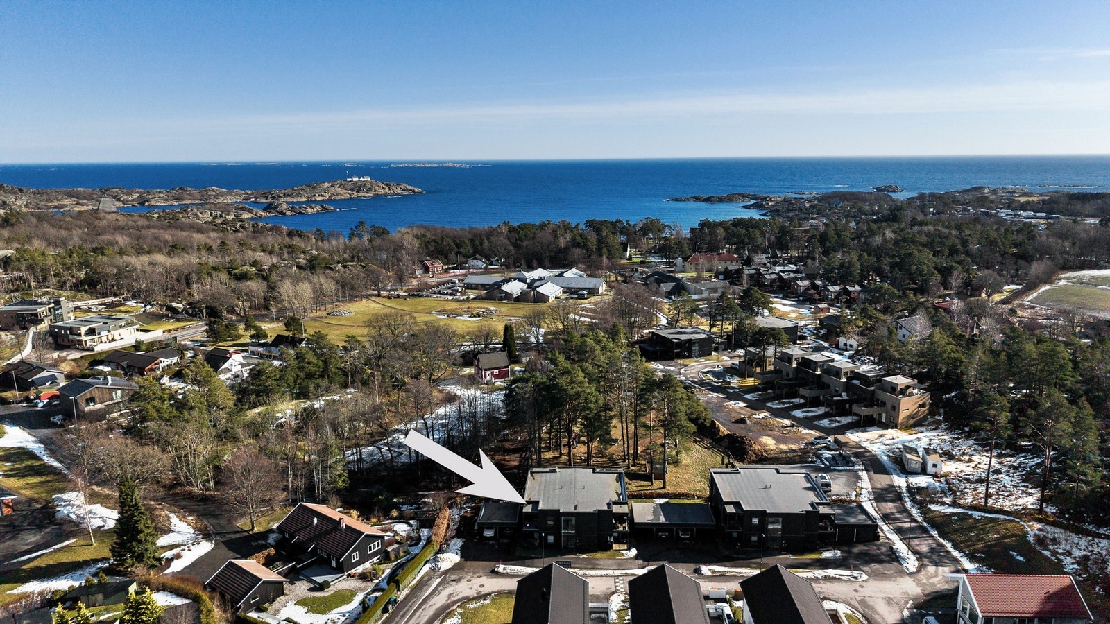 Eiendommen har en attraktiv og barnevennlig beliggenhet, like ved sentrum av Stavern. Herfra er det gangavstand til blant annet skoler, barnehager, nydelige friarealer og båthavn. Stavern kan skilte med en rekke populære badeplasser ved fjorden. Galleribilde