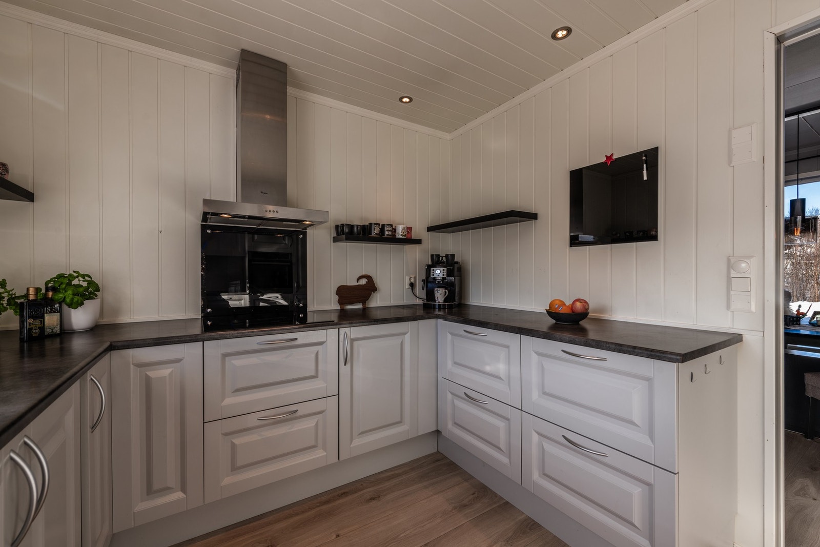 Malt innredning med profilerte fronter og laminat benkeplate Galleribilde