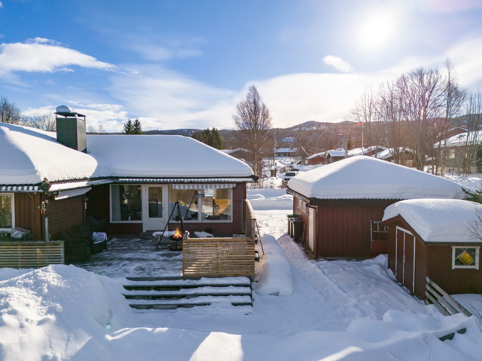 Til eiendommen hører en frittstående bod, og halvpart av dobbel garasje. Galleribilde
