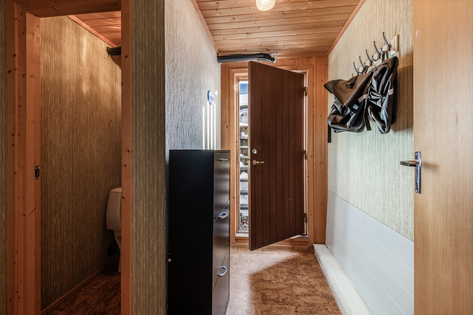 Egen inngang til kjeller Galleribilde