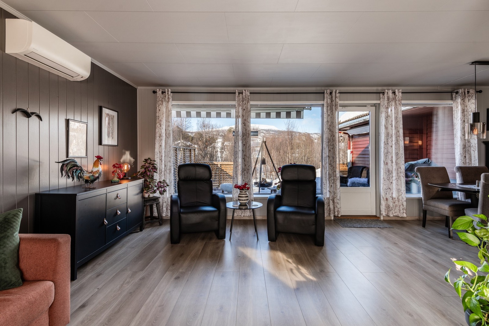 Dør ut til terrasse. Galleribilde