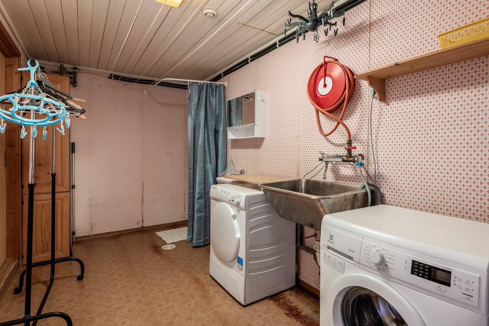 Vaskerom/bad innredet med håndvask, skyllekum og dusj med forheng. Opplegg for vaskemaskin/tørketrommel. Rommet har fått TG3, og er modent for renovering. Galleribilde