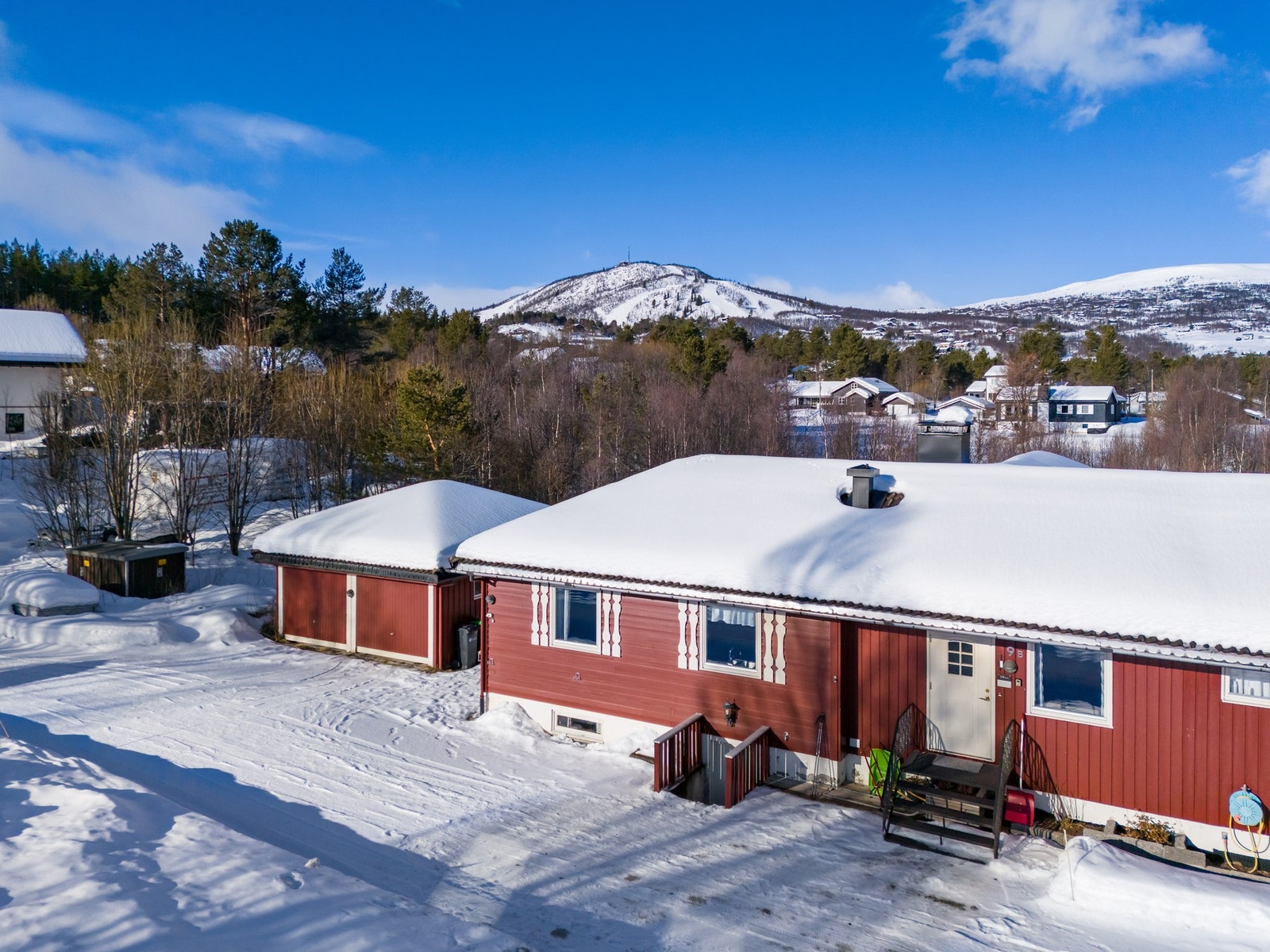 Boligen har en god beliggenhet i et veletablert boligfelt og er ypperlig for en barnefamilie. Galleribilde
