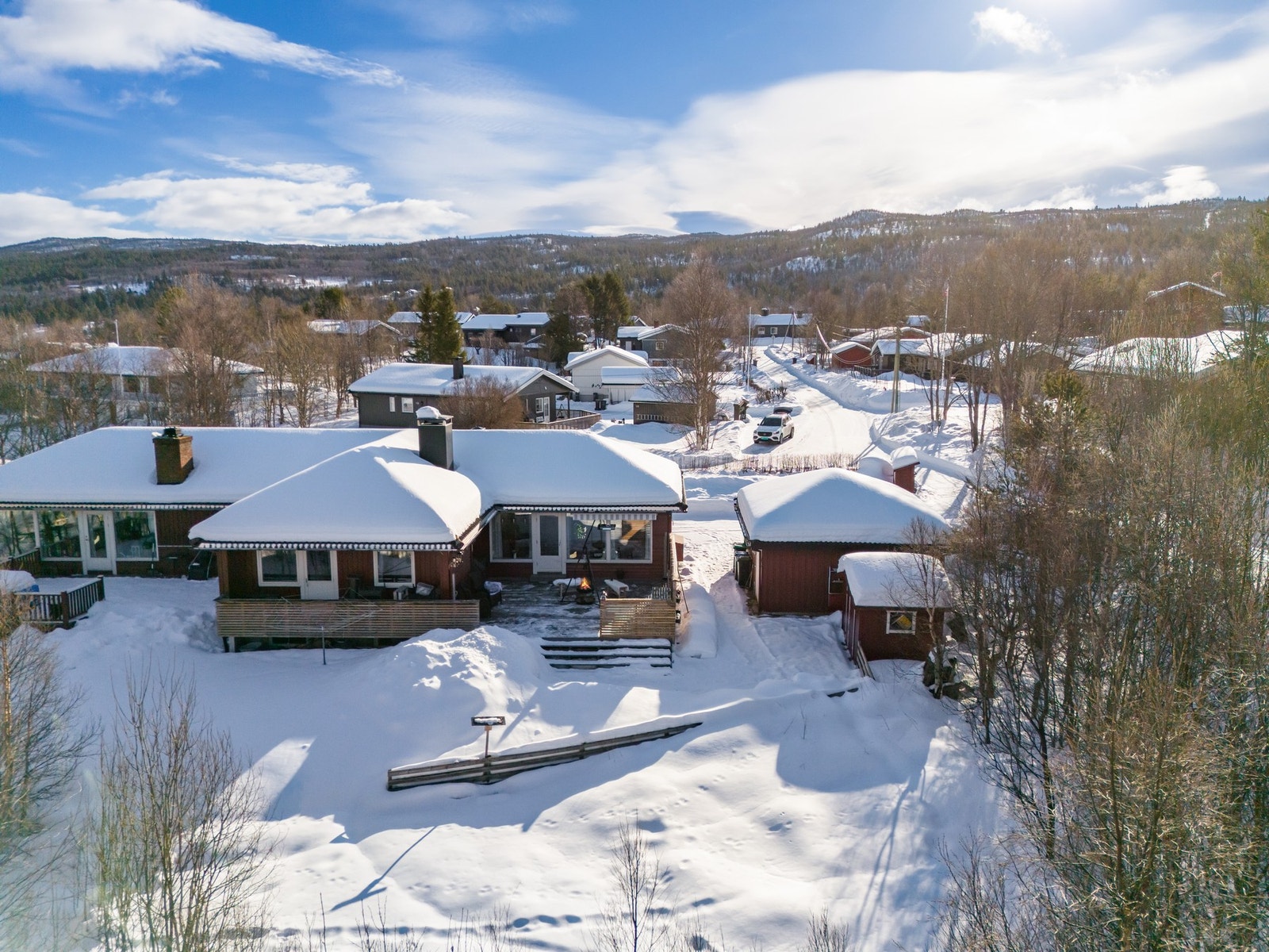 Det er også kort vei til idrettsanlegget og man kommer innpå skiløype-nettet rett bortenfor eiendommen. Galleribilde
