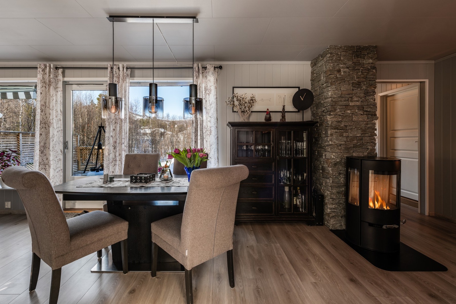 Plass til en spisegruppe for små og store lag. Galleribilde