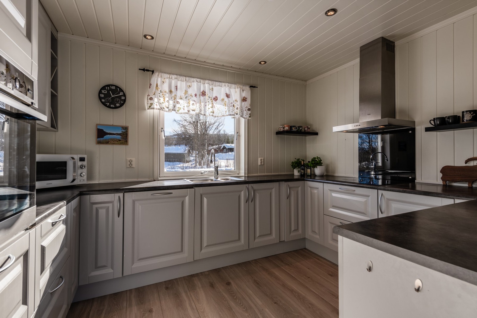 Adskilt kjøkken (2013) med godt med benk- og skapplass Galleribilde