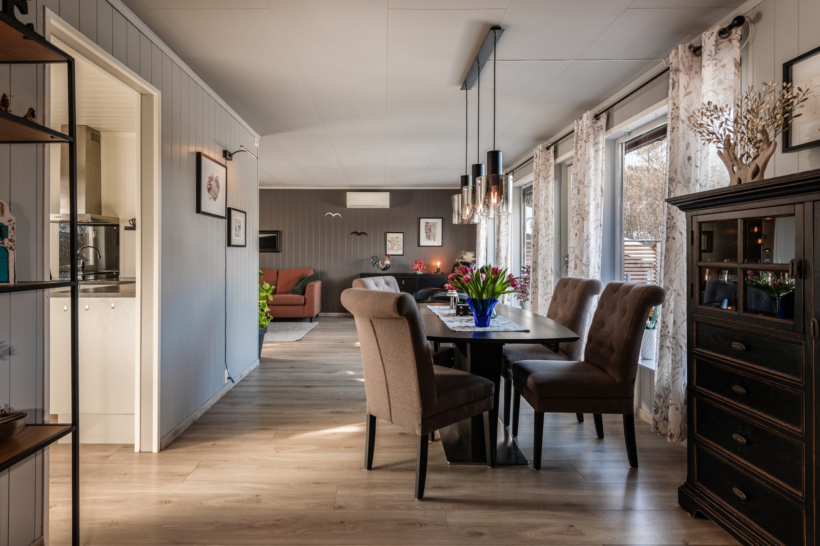 Stue og kjøkken inndelt i soner. Galleribilde