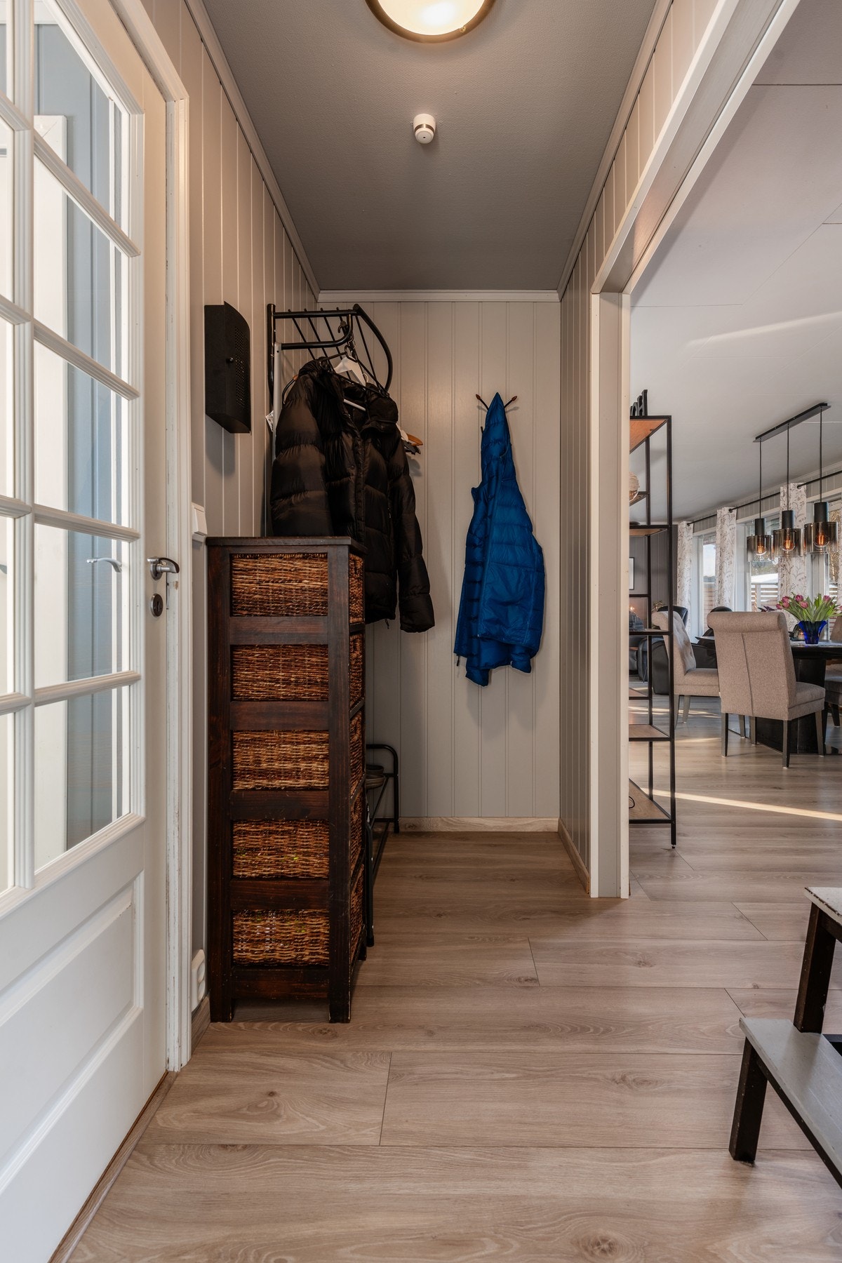 Gang med plass for å henge fra seg yttertøyet. Galleribilde