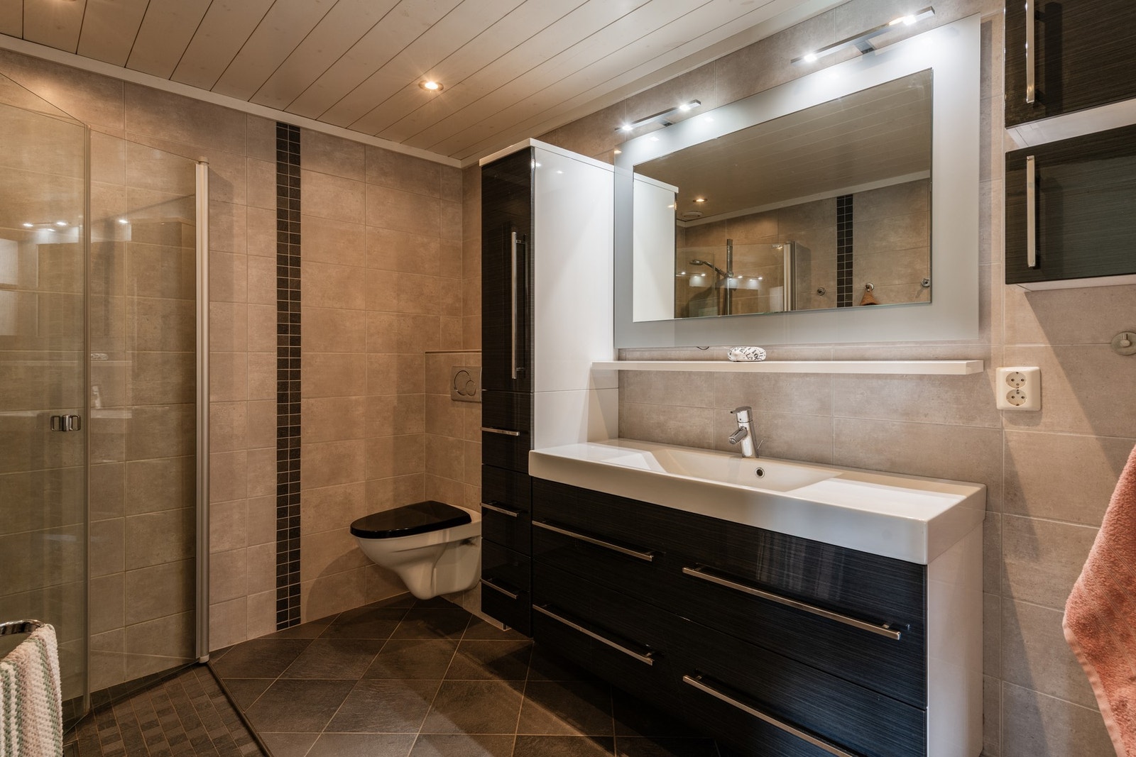 Badet (2012) har flislagte vegger og gulv. Galleribilde