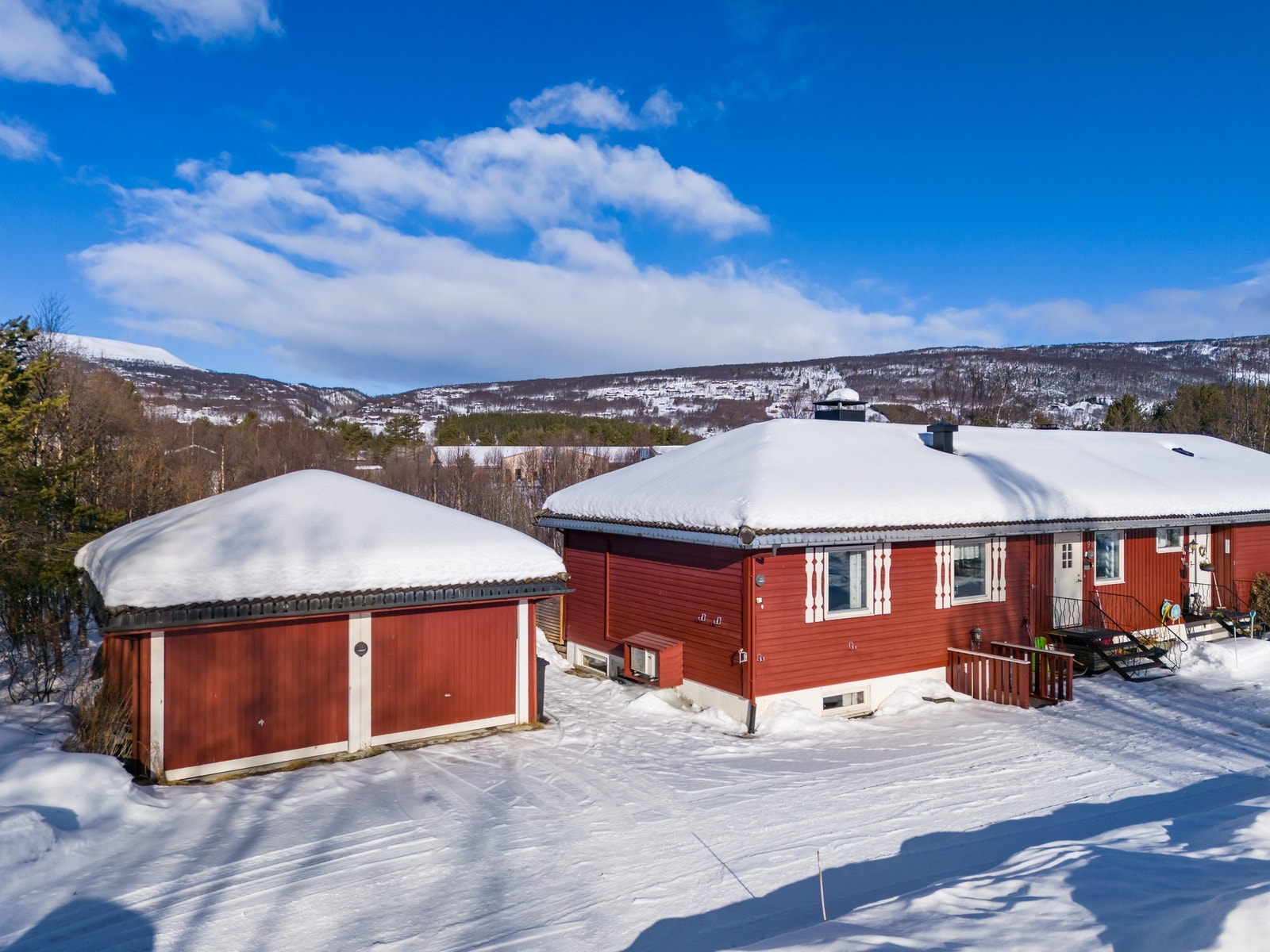 Veslerunden 9B er en halvpart av tomannsbolig, oppført år 1980. Delen mot vest/venstre er for salg. Galleribilde