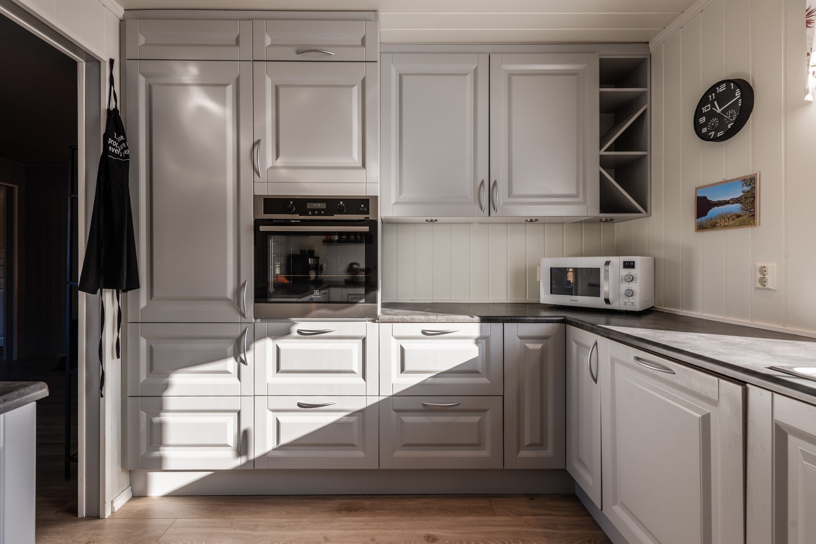 Integrert oppvaskmaskin, stekeovn, koketopp og kjøl/fryseskap. Galleribilde