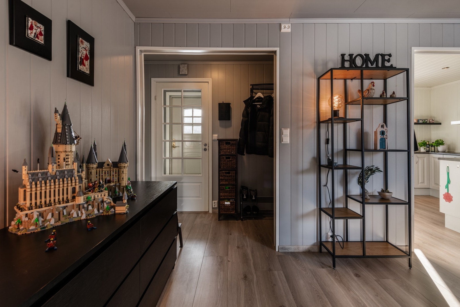 Malte, panelte overflater og laminat på gulv. Galleribilde