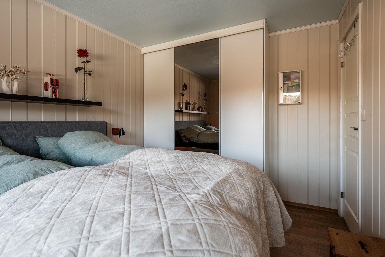 Garderobeskap med skyvedører. Galleribilde