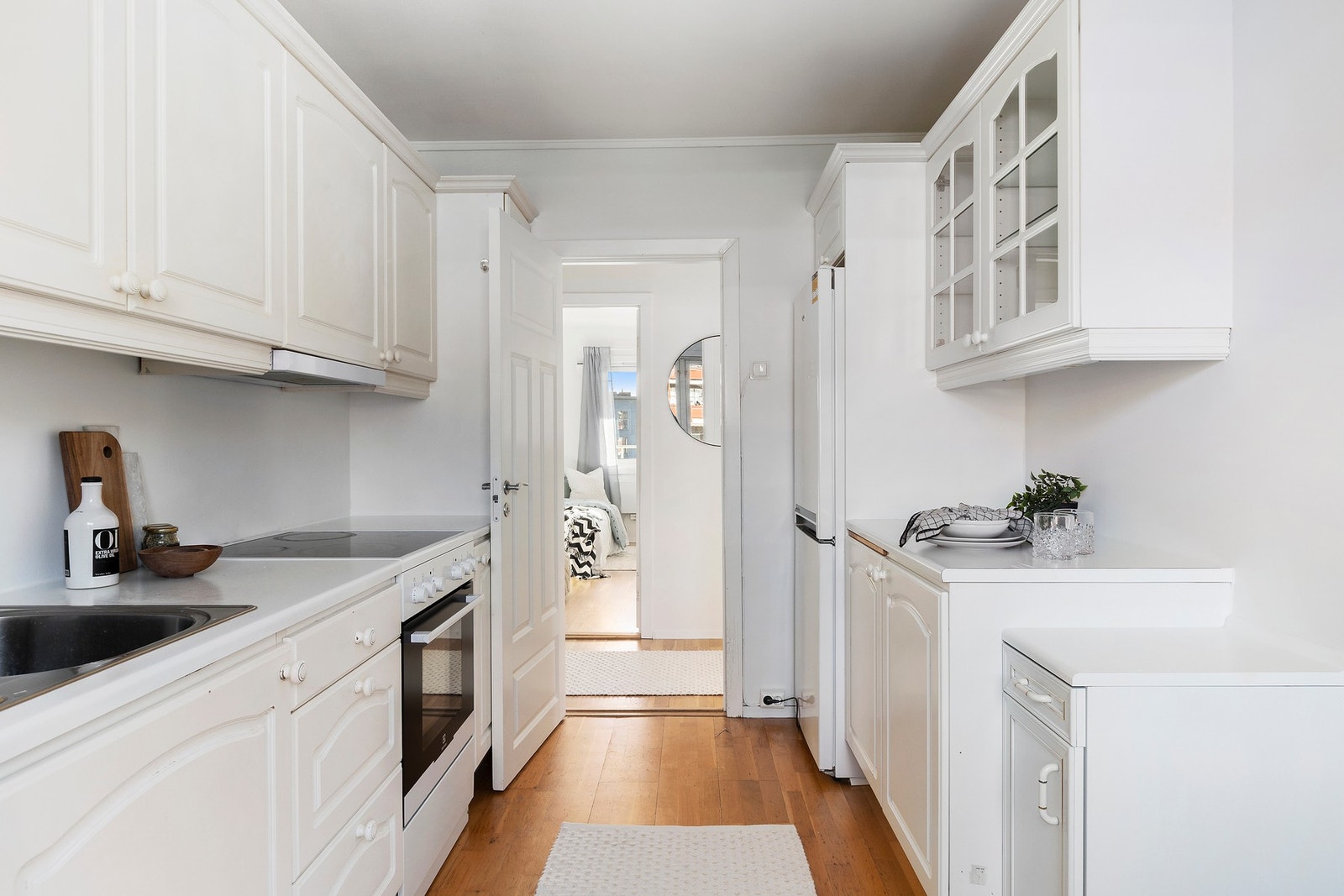 Rikelig med skap- og benkeplass sørger for et funksjonelt og arbeidsvennlig kjøkken Galleribilde