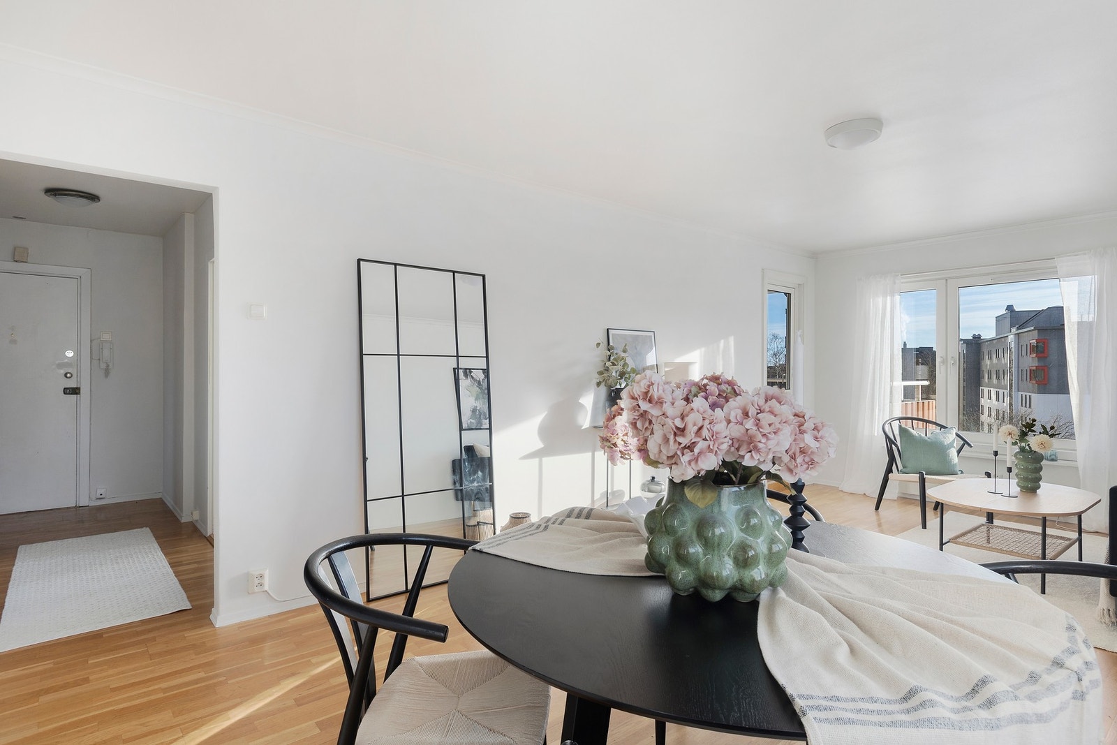 Stuen er av meget god størrelse med god plass til å innrede flere ulike soner Galleribilde