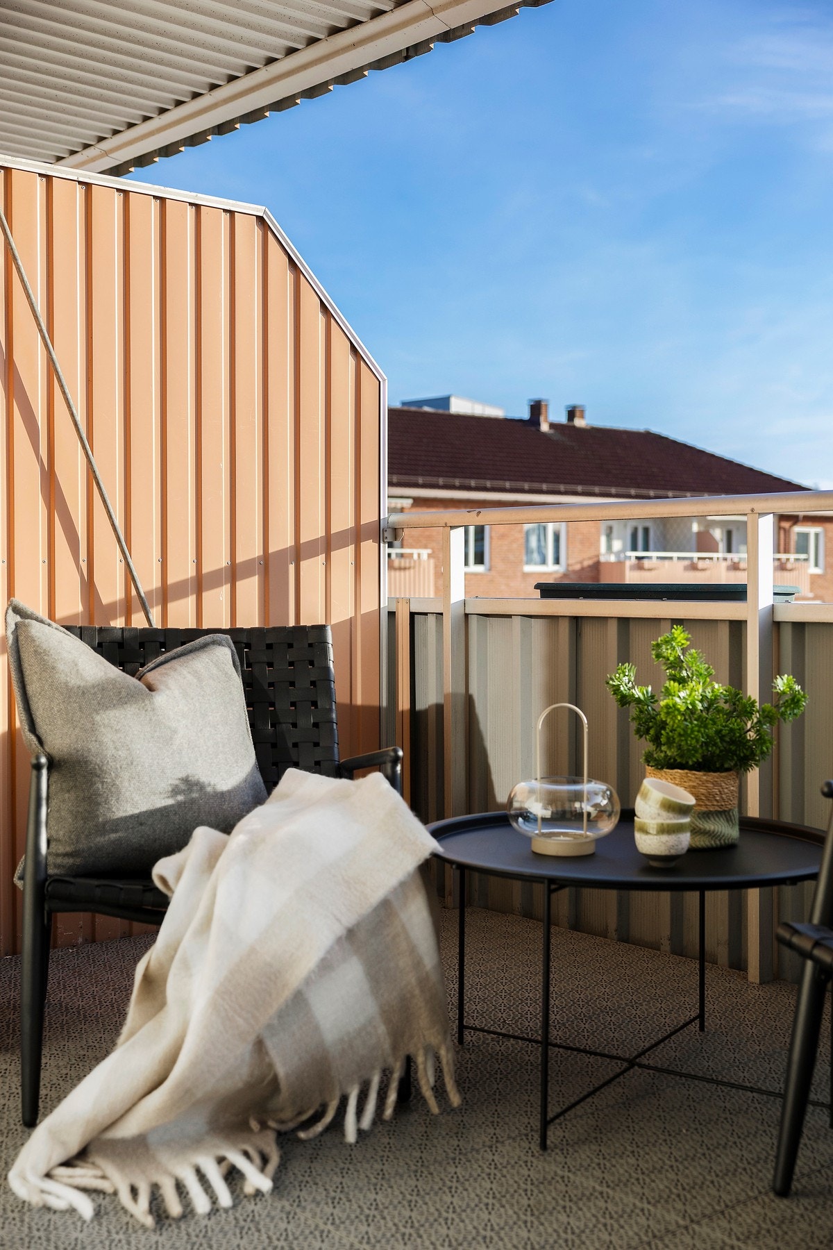 Balkongen vender mot sørvest og har svært gode solforhold Galleribilde