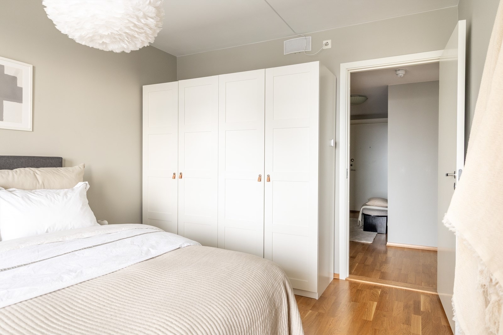 Rommet har moderne fargevalg og praktiske oppbevaringsmuligheter. Galleribilde