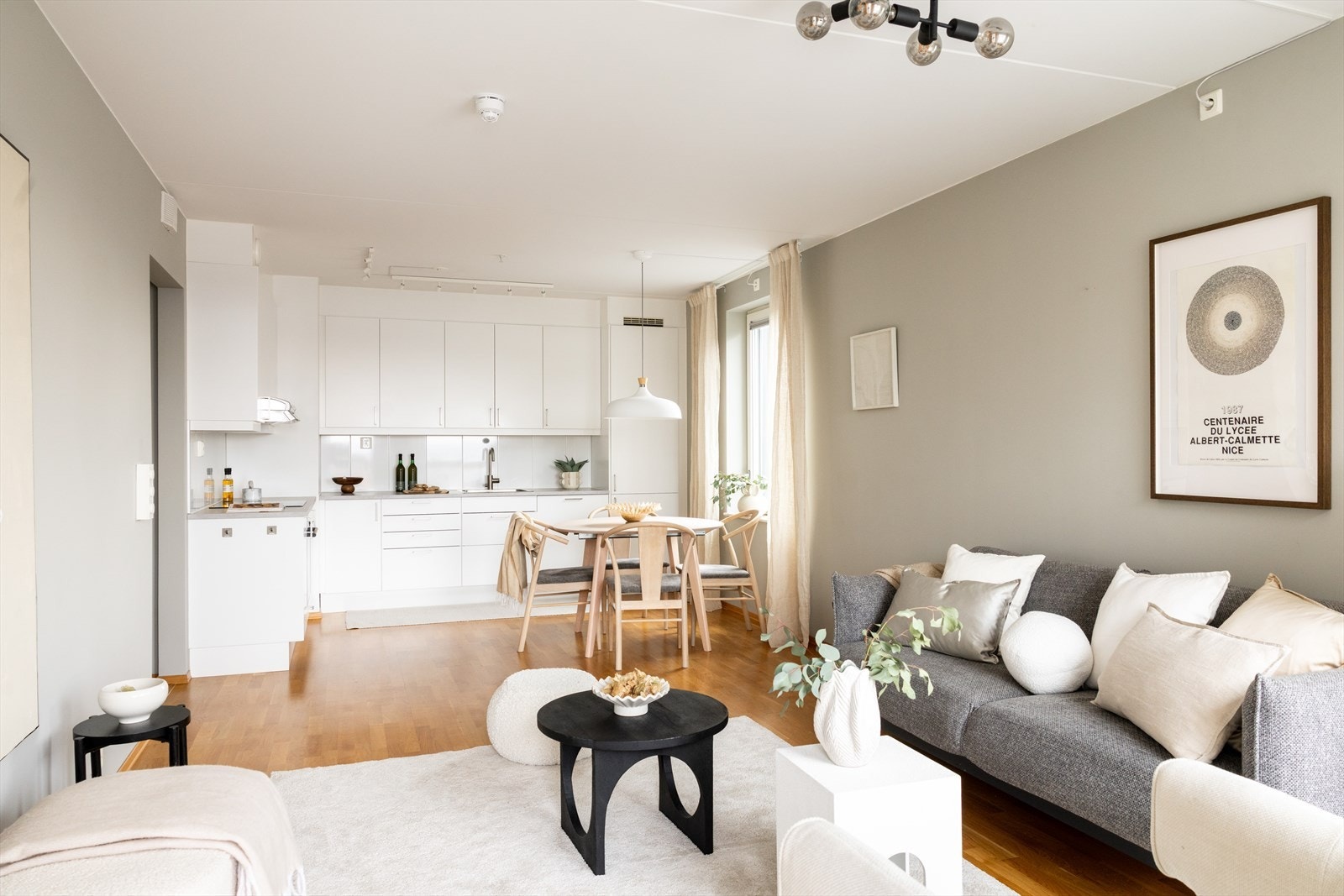 Leiligheten har en praktisk, åpen stue- og kjøkkenløsning. Galleribilde