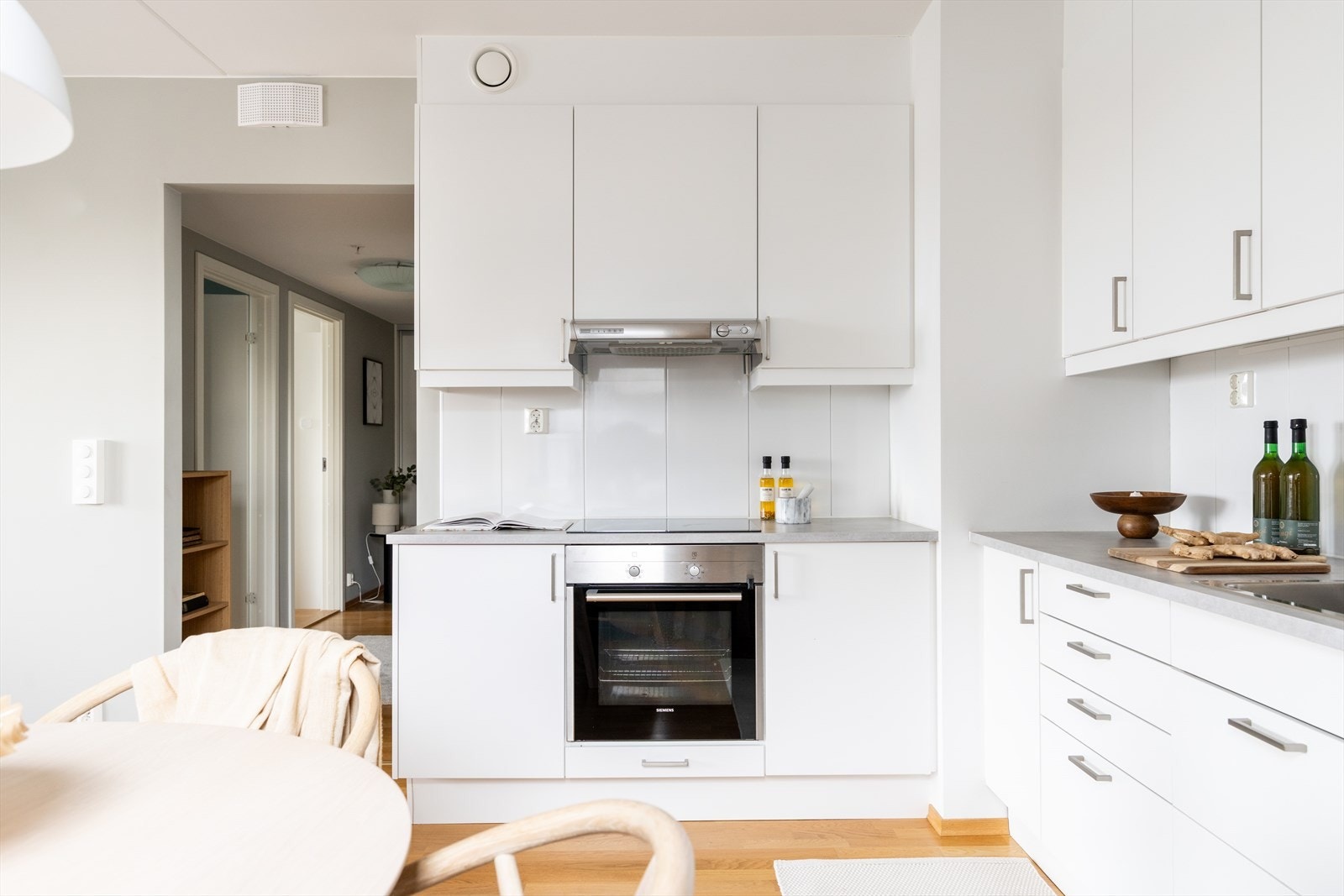 Det er ventilator over kokeplass som sørger for god utlufting. Galleribilde