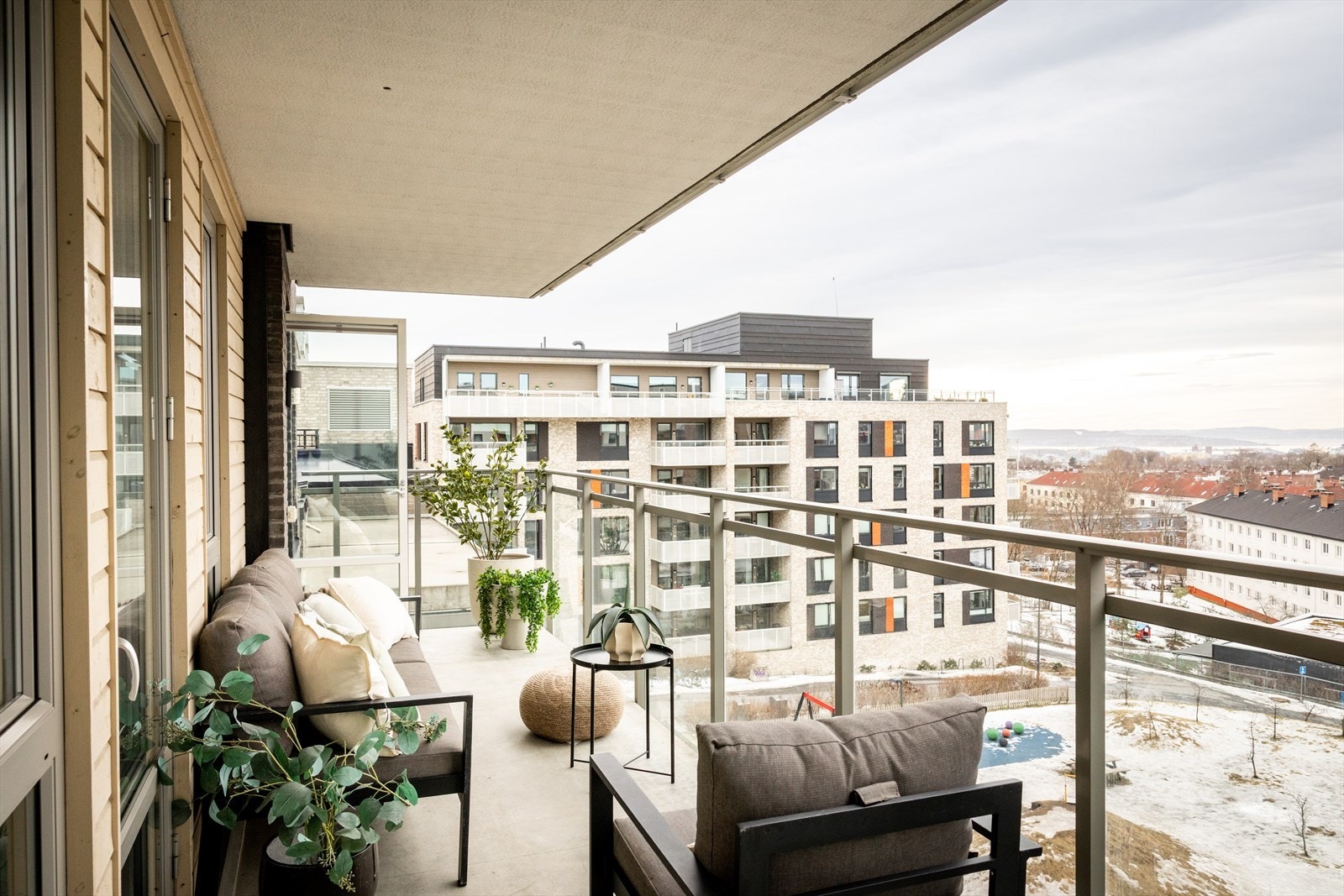 Romslig vestvendt balkong på ca. 16 m² med gode solforhold. Galleribilde