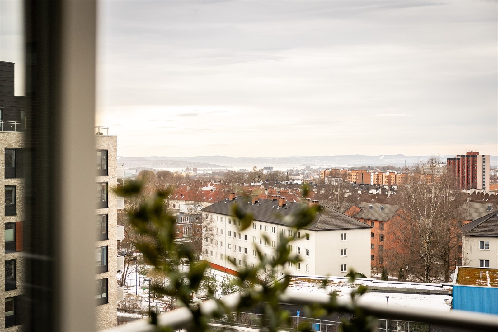 Fra stuen er det direkte utgang til en hyggelig balkong. Galleribilde