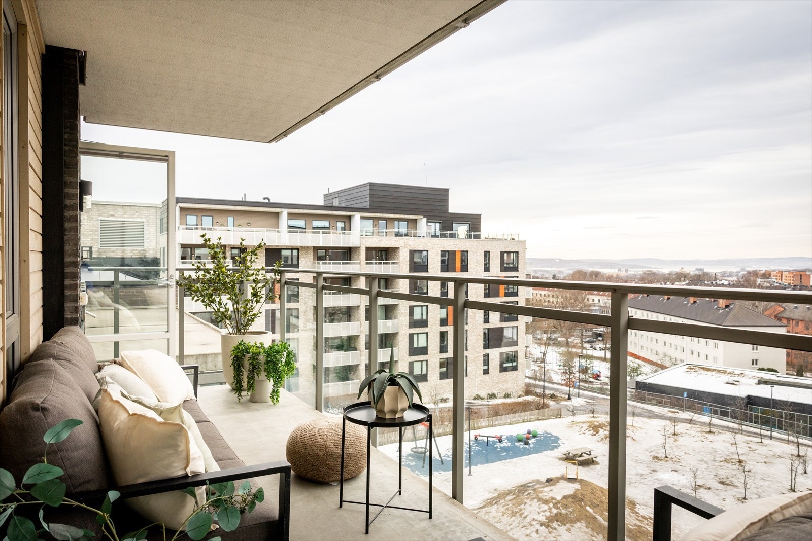 Leiligheten har en hyggelig vestvendt balkong med utsikt mot et trivelig fellesområde, hvor du kan nyte gode solforhold og en flott utsikt. Galleribilde