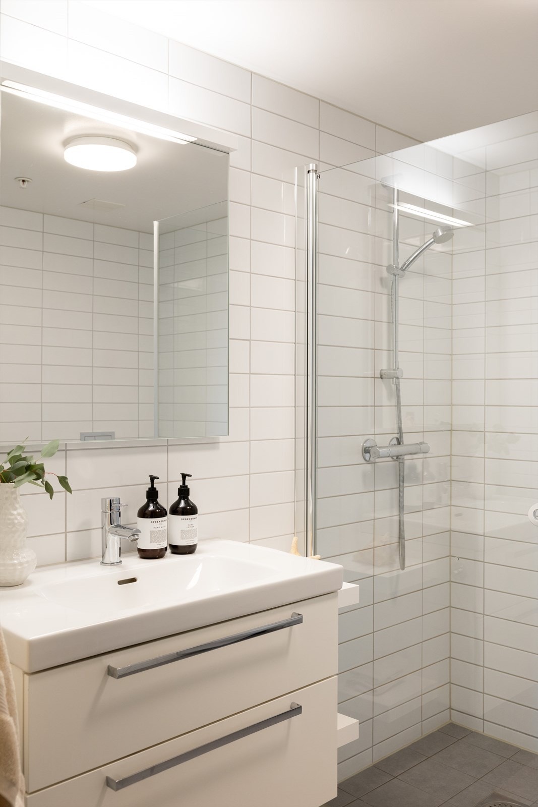 Her er det elektrisk gulvvarme som sørger for et varmt og komfortabelt bad. Galleribilde