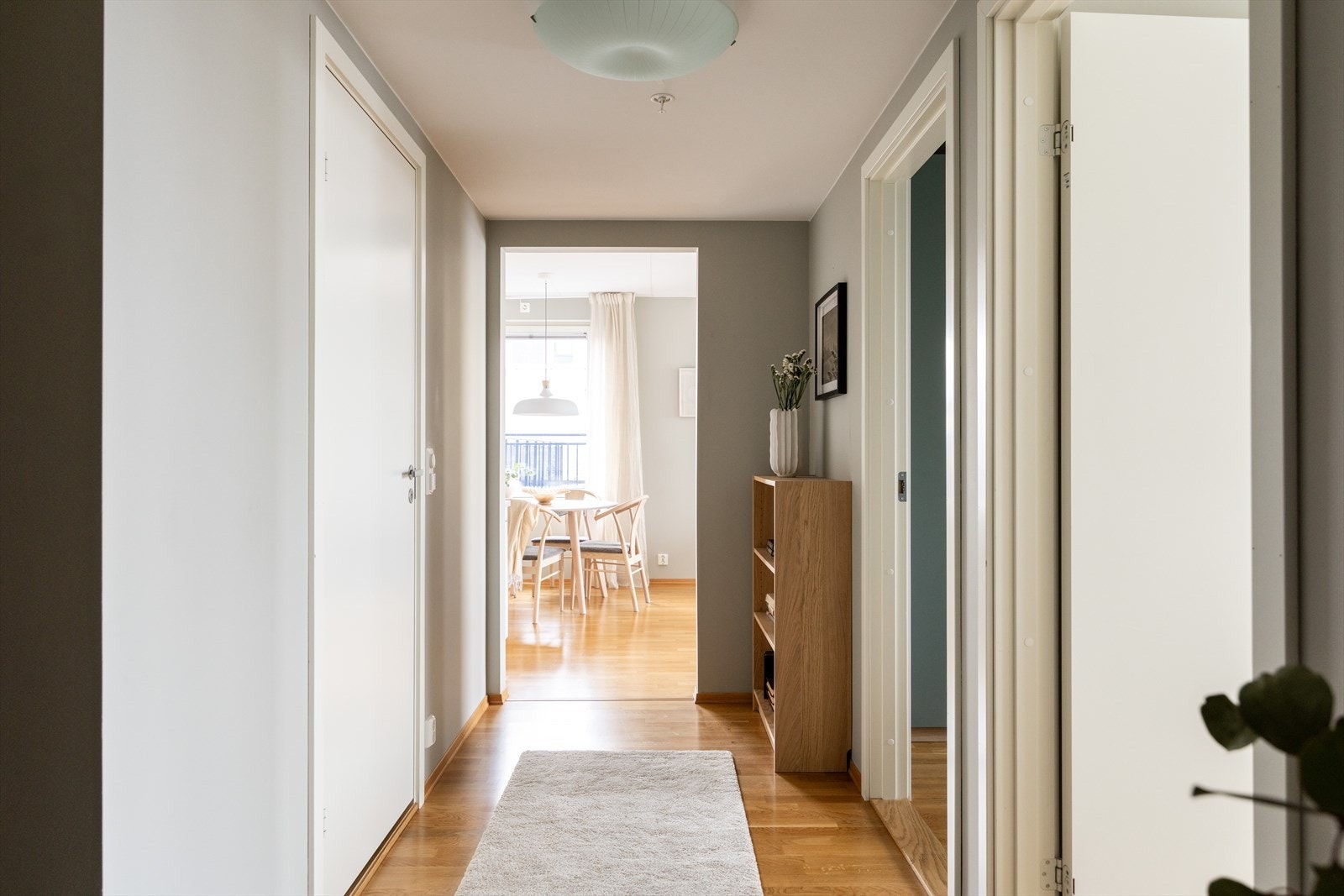 Interiøret i hele leiligheten er preget av lyse og moderne flater og flotte detaljer. Galleribilde