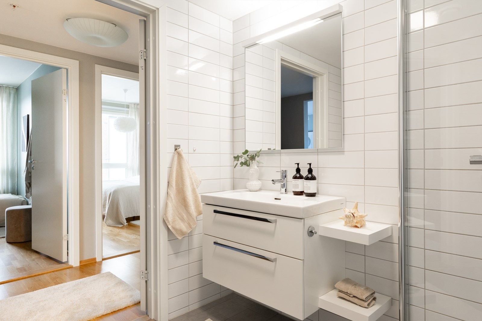 Leiligheten har et pent flislagt baderom. Galleribilde