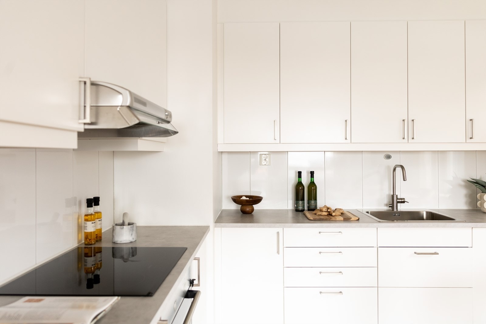 Her er det gode arbeidsflater og praktiske oppbevaringsløsninger. Galleribilde