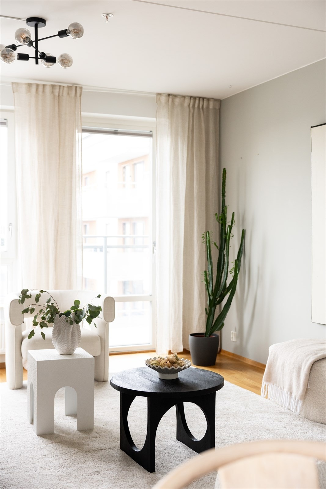 Stuen har fine detaljer og fleksible møbleringsmuligheter. Galleribilde