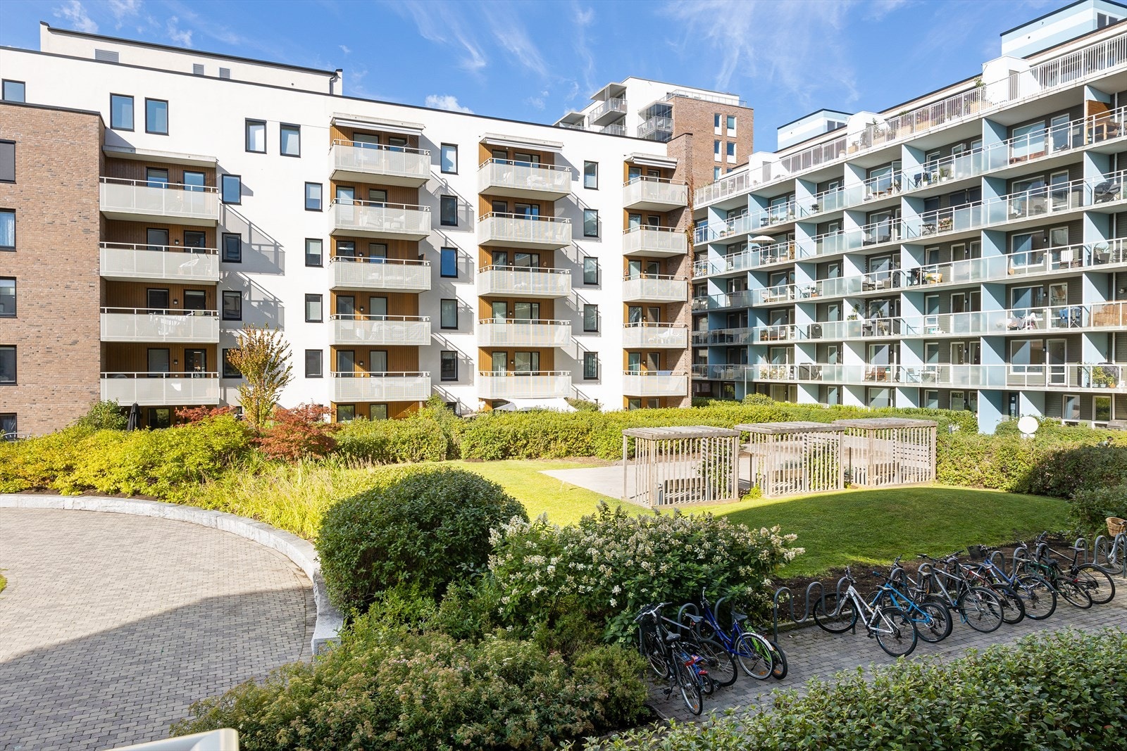 Boligen ligger i et hyggelig og veletablert sameie. Galleribilde