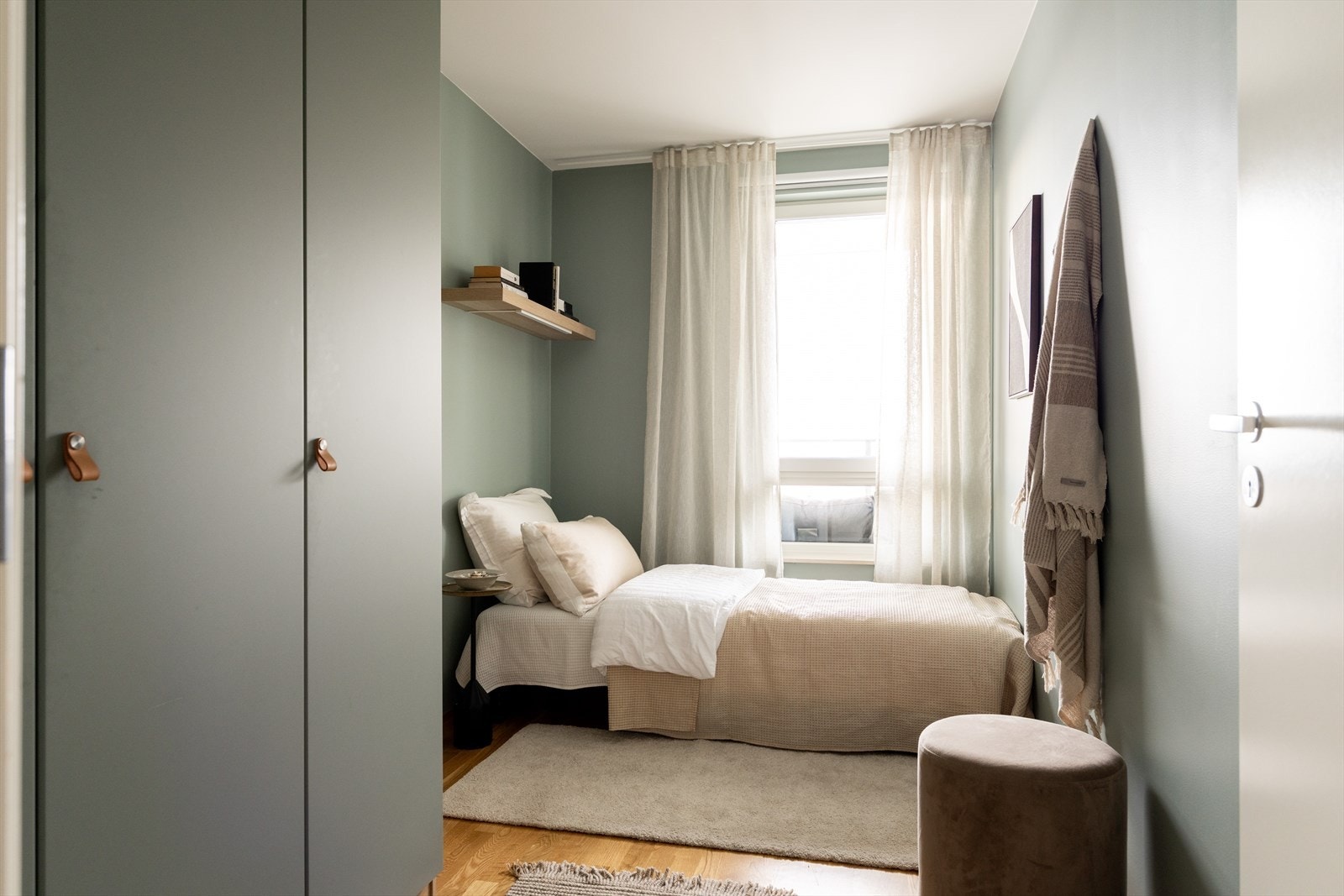 Soverom II er også av god størrelse, og med plass til seng og garderobe. Galleribilde