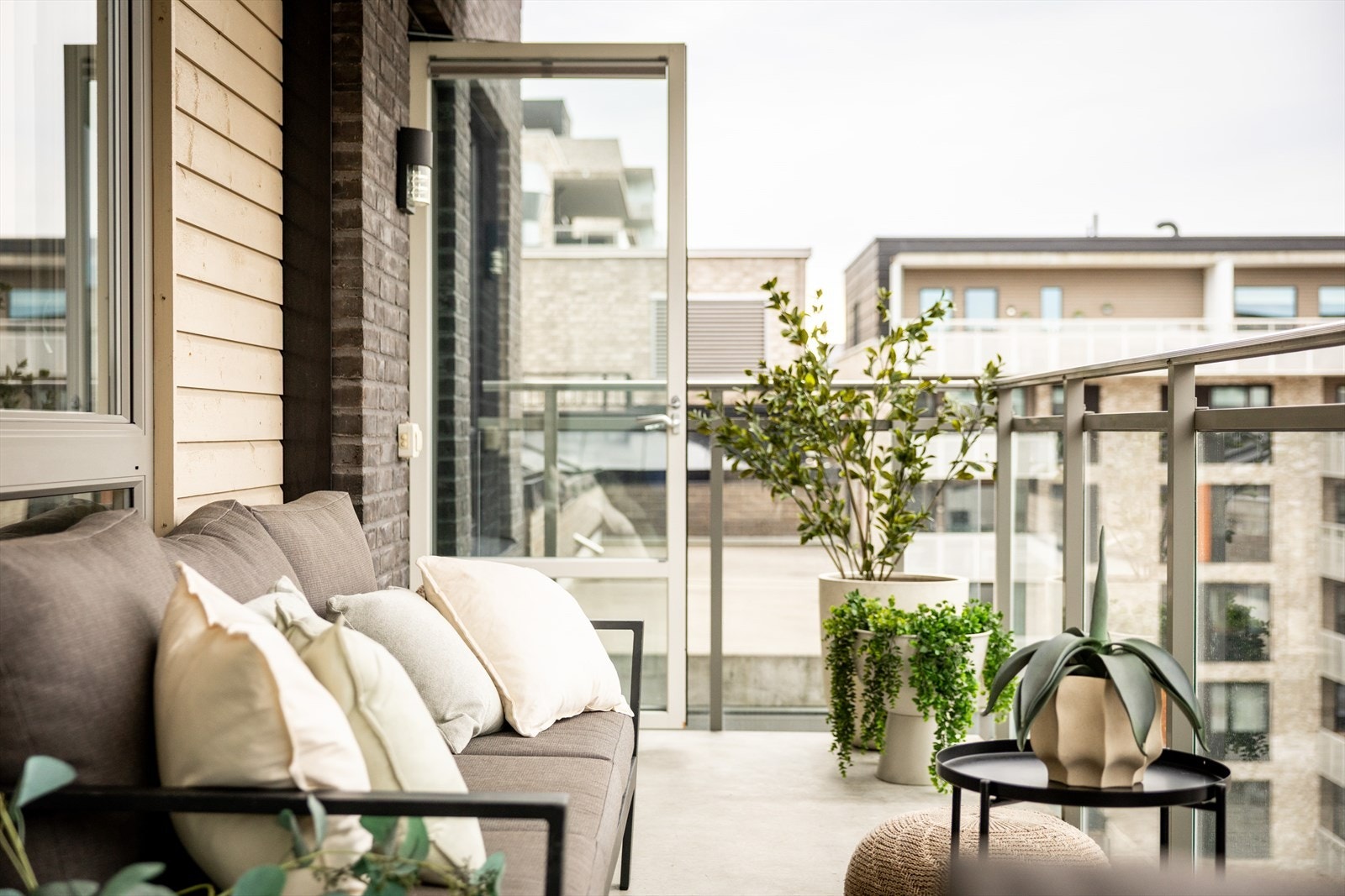 Balkongen gir gode muligheter for utemøbler, grill og beplantning. Galleribilde