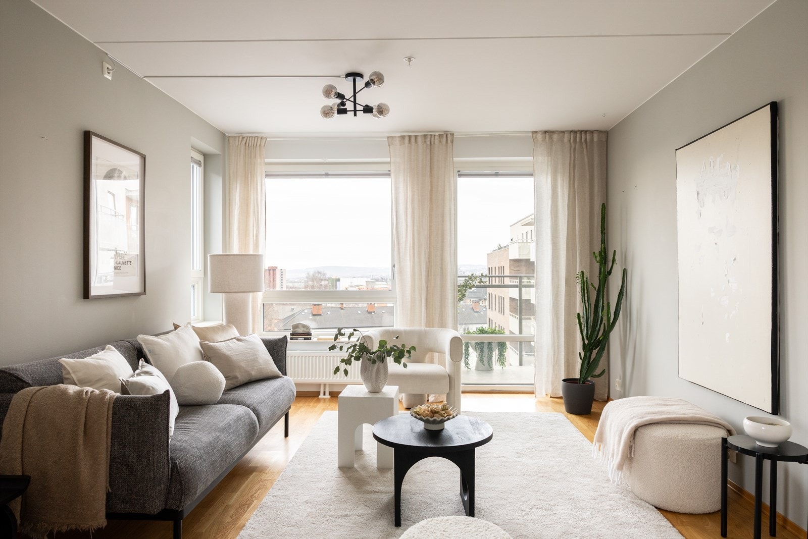 Leiligheten holder gjennomgående god standard, og interiøret preges av lyse og moderne overflater. Galleribilde