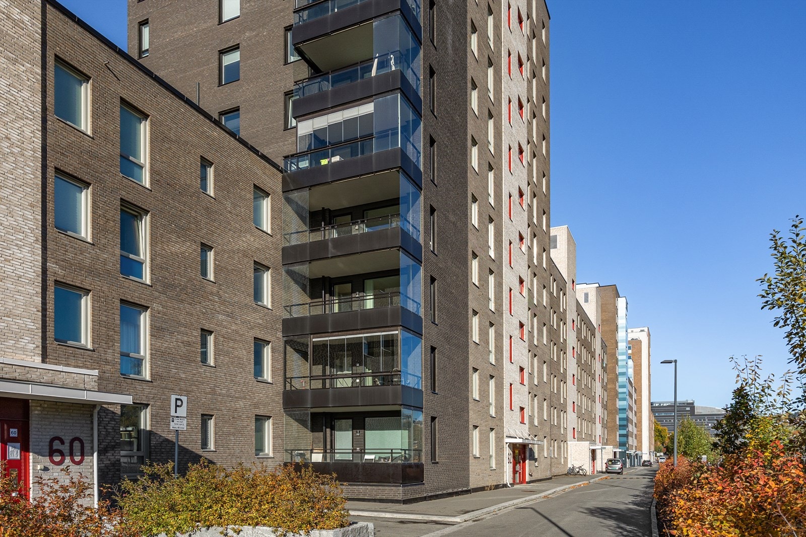 Leiligheten befinner seg i byggets 5. etasje. Adkomst via felles trappeoppgang eller heisadkomst. Galleribilde