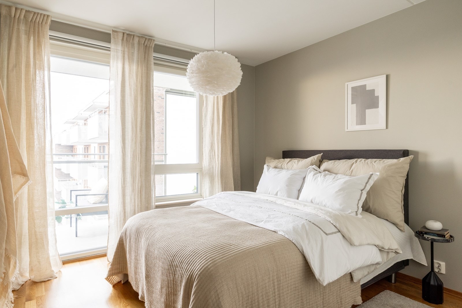 Hovedsoverommet er av god størrelse med god plass til dobbeltseng og tilhørende møbler. Galleribilde