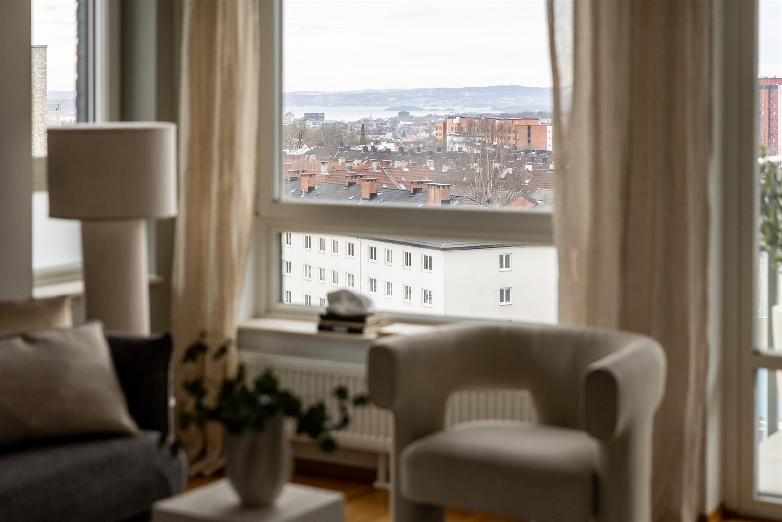 Stuen har en god takhøyde på ca. 2,50 m som gir en luftig og romslig følelse. Galleribilde