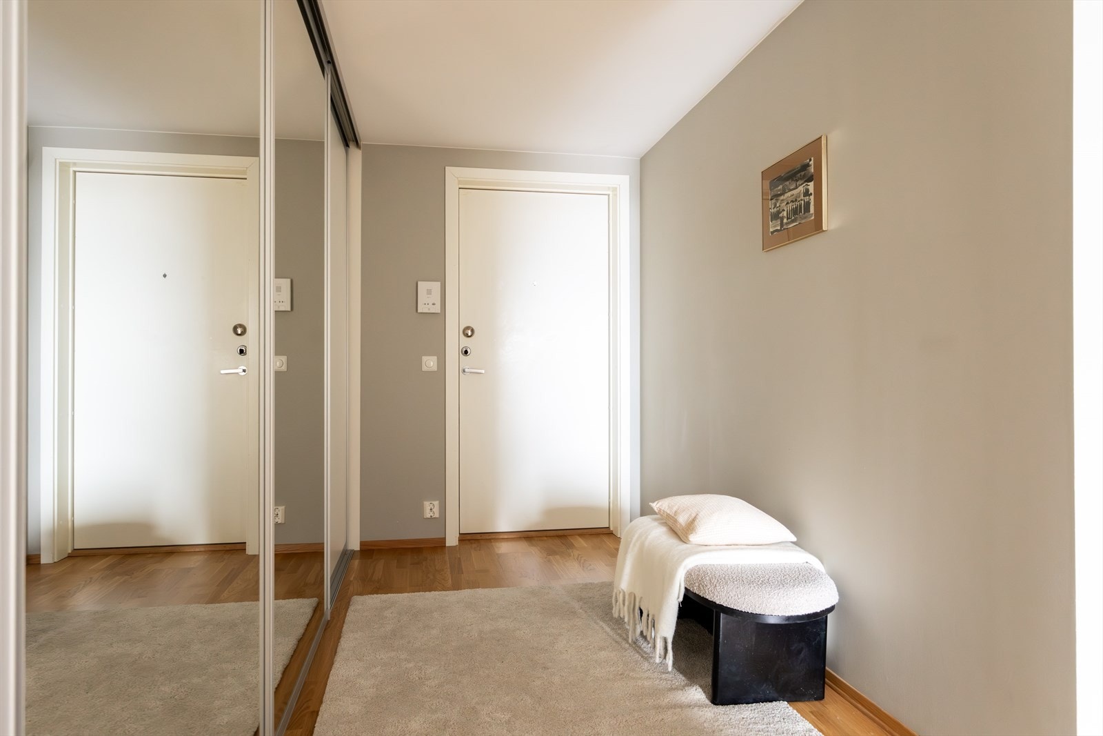 Leiligheten har en lys og åpen entré som skaper et umiddelbart godt førsteinntrykk. Galleribilde