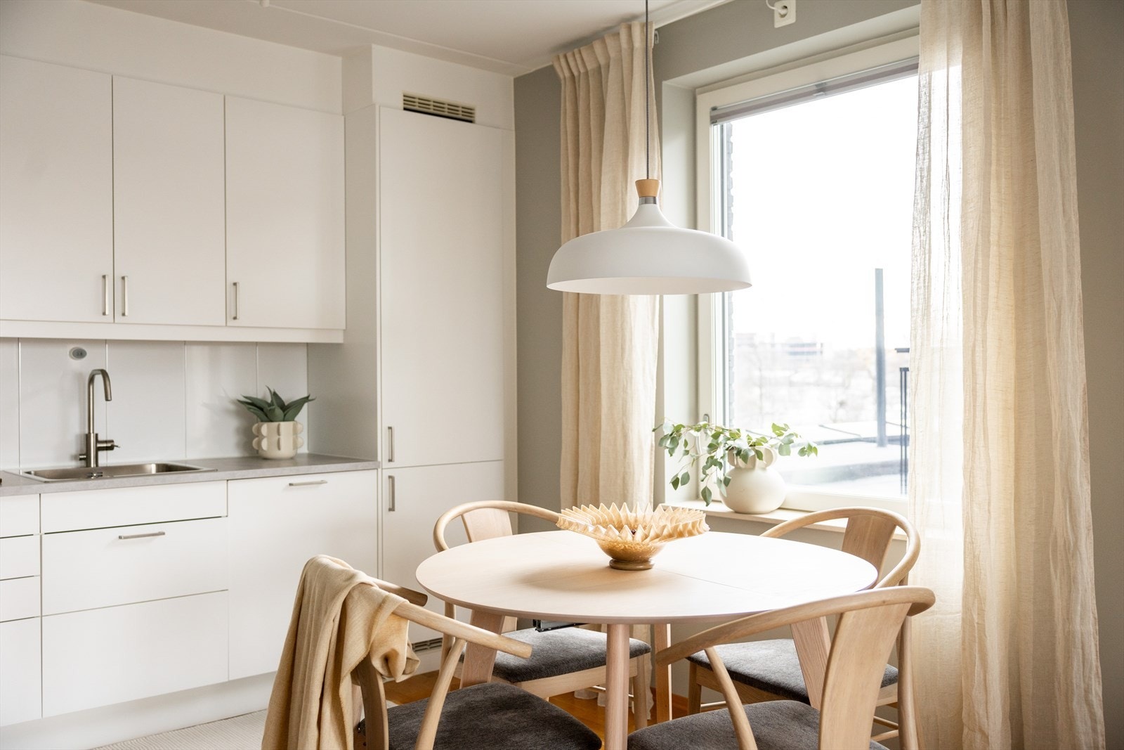 En fin spiseplass som passer godt til både hverdagsmåltider og hyggelige sammenkomster. Galleribilde