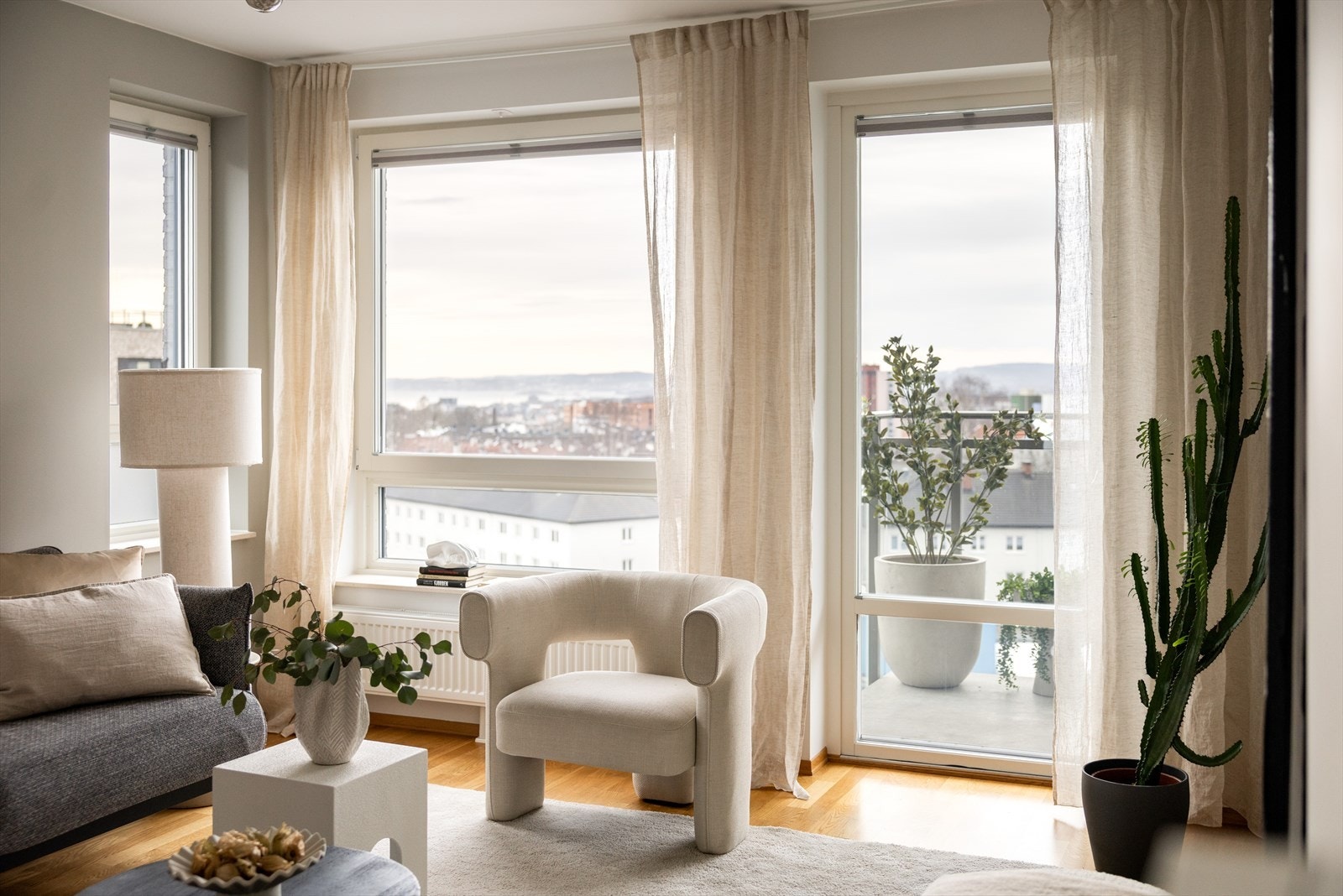 Overflatene består av malte plater på vegger og parkett på gulv. Galleribilde