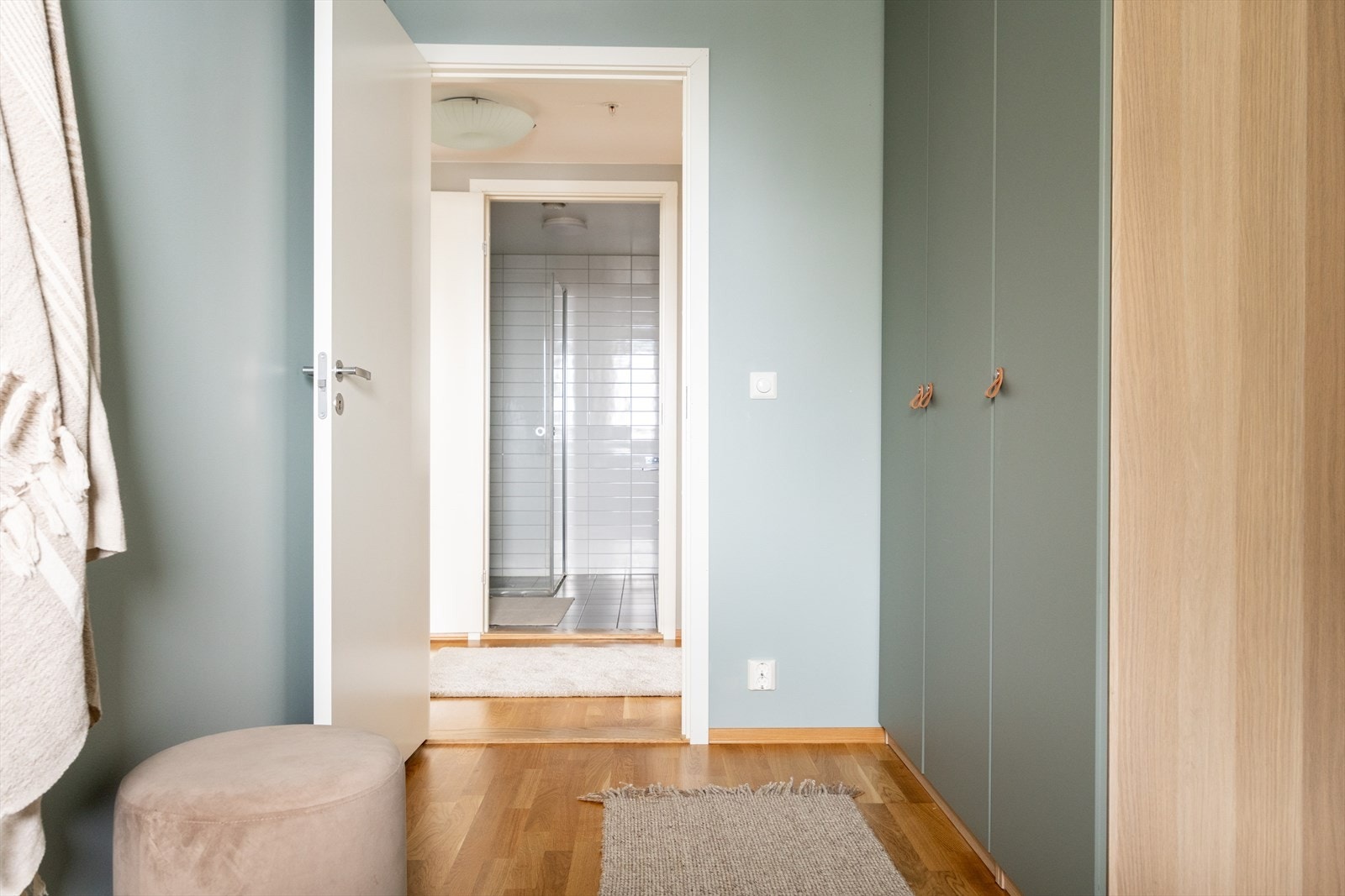 Rommet vender ut mot det indre gårdsrommet og passer ypperlig som barnerom, gjesterom eller hjemmekontor - alt etter ønske og behov. Galleribilde